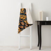 Couverture Sherpa Feuilles d'automne orange sur fond marron (En situation)