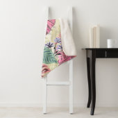 Couverture Sherpa Feuilles tropicaux roses et verts, fleurs bleues. (En situation)