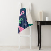 Couverture Sherpa flamants roses, palmiers tropicaux, couteaux dessi (En situation)