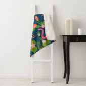 Couverture Sherpa Flamingo rose sur un dos rayé turquoise (En situation)