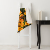 Couverture Sherpa Fleur de Marigold en fleurs (En situation)