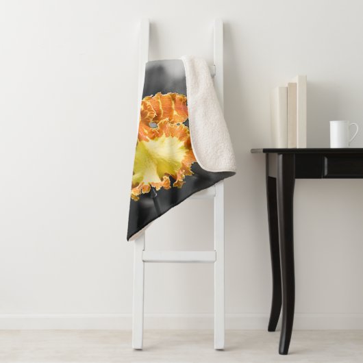 Couverture Sherpa Fleur d'orchidée jaune (En situation)