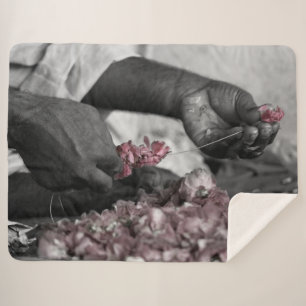 Couverture Sherpa Fleur grise et rose dans les mains