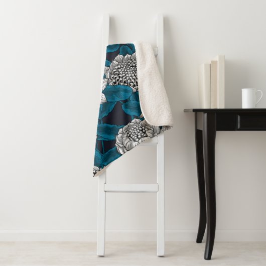 Couverture Sherpa Fleurs blanches de waratah (En situation)