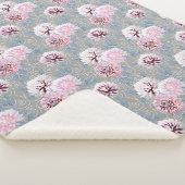 Couverture Sherpa Fleurs blanches et roses sur fond gris. (3/4)