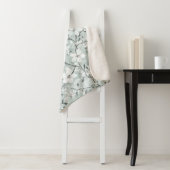 Couverture Sherpa Fleurs blanches gris chic (En situation)