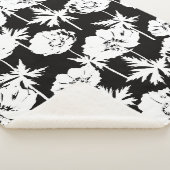 Couverture Sherpa Fleurs blanches sur noir. (3/4)