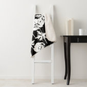 Couverture Sherpa Fleurs blanches sur noir. (En situation)