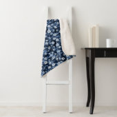 Couverture Sherpa Fleurs bleues Denim (En situation)