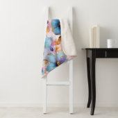 Couverture Sherpa Fleurs bleues éthérées dans les pastels doux Encre (En situation)