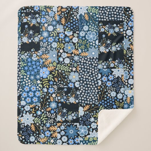 Couverture Sherpa Fleurs Bleues Patchwork : Tissu sans couture. (Devant)