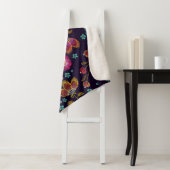Couverture Sherpa Fleurs brodées : mode sans couture motif (En situation)