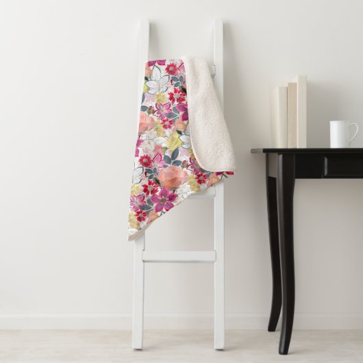 Couverture Sherpa Fleurs d'aquarelle rose et rouge. (En situation)