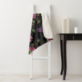 Couverture Sherpa Fleurs de datura brodées : Art Botanique (En situation)