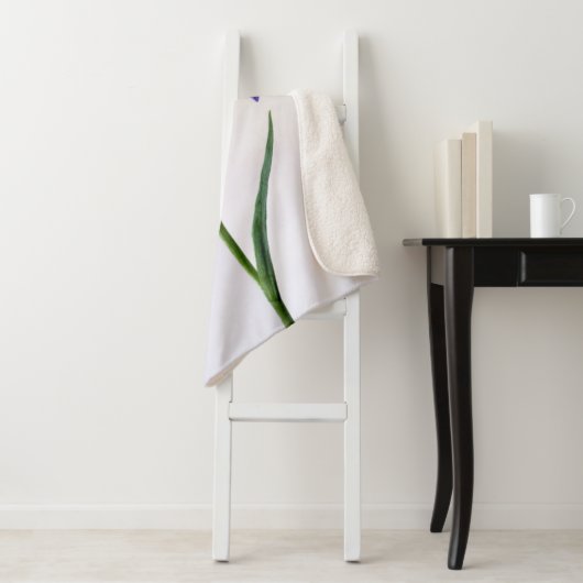 Couverture Sherpa Fleurs | Fleur Iris Violet (En situation)