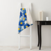 Couverture Sherpa Fleurs peintes bleu et jaune (En situation)
