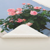 Couverture Sherpa Fleurs rouges avec feuilles verts sur mur bleu (3/4)