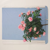 Couverture Sherpa Fleurs rouges avec feuilles verts sur mur bleu (Devant (Horizontal))