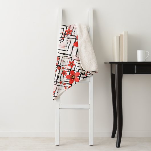 Couverture Sherpa Fleurs rouges sur un arrière - plan blanc et noir. (En situation)