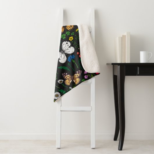 Couverture Sherpa Fleurs sauvages et papillons sur le noir (En situation)