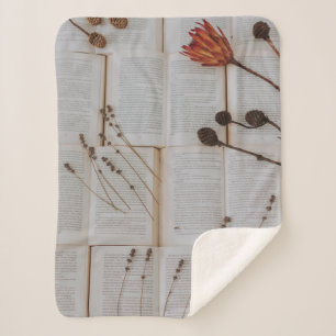 Couverture Sherpa Fleurs séchées sur les livres