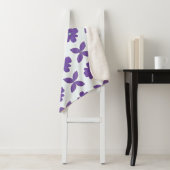 Couverture Sherpa Fleurs violettes sur fond clair (En situation)