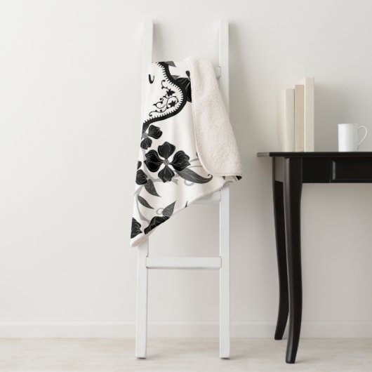 Couverture Sherpa Floral noir et blanc (En situation)