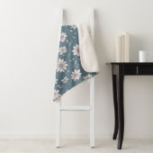 Couverture Sherpa Floral Pattern on Teal Background (En situation)