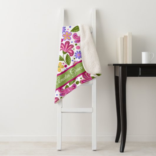 Couverture Sherpa Flore rétro Whimsical en rose et vert (En situation)