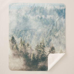 Couverture Sherpa Forêt couverte de brouillard, bois mystérieux au