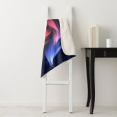 Couverture Sherpa Forme De Vortex Abstrait Rouge Et Bleu (En situation)