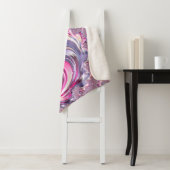 Couverture Sherpa Fractale en spirale rose violet abstrait (En situation)