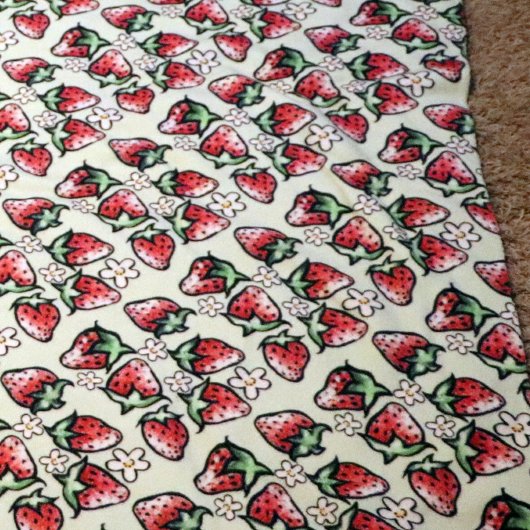 Couverture Sherpa fraises motifs aux fraises