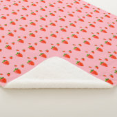 Couverture Sherpa Fraises rouges sur arrière - plan rose (3/4)