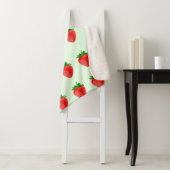 Couverture Sherpa Fraises sur Green Sherpa Blanket (En situation)