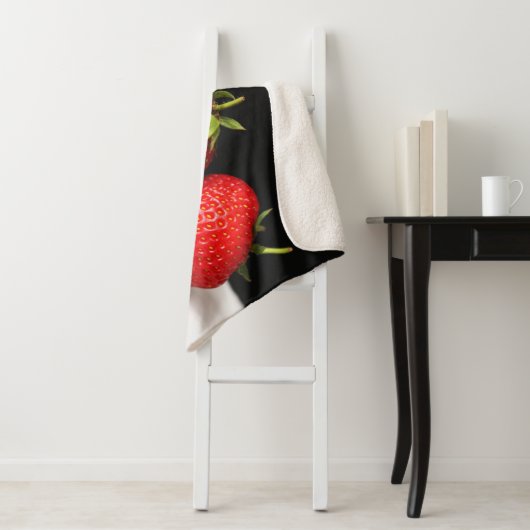 Couverture Sherpa Fraises Sur Noir Sur Blanc Sbcnm (En situation)