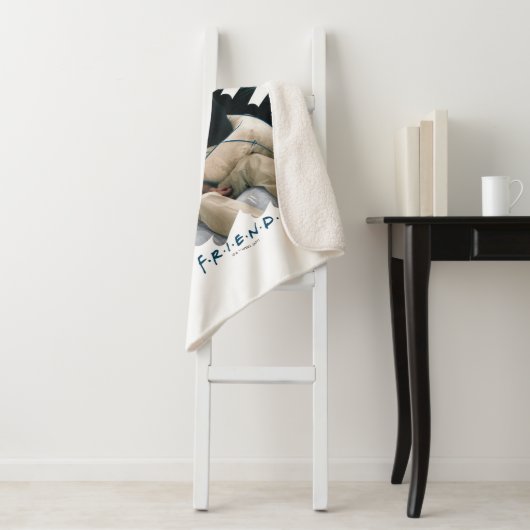 Couverture Sherpa FRIENDS™ | L'Ancien Hug & Roll (En situation)
