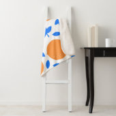 Couverture Sherpa Fruit orange : Motif exquis bleu-bracelet. (En situation)