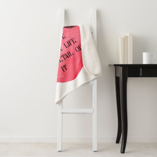 Couverture Sherpa Funny Valentine pink heart (En situation)