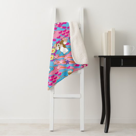 Couverture Sherpa Gizmo | Pink Peace & Love Pattern (En situation)