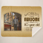 Couverture Sherpa Gold 80th Birthday World's Best Custom Photo Frame<br><div class="desc">Célébrez l'anniversaire marquant de votre aîné préféré avec ce cadeau classe qui leur rappelle à quel point ils sont fabuleux. Des lignes et des tons clairs de brun, d'or et de crème composent ce cadre simple mais élégant qui peut être customisé avec votre photo, nom, initiales ou autre texte favori....</div>