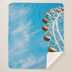 Couverture Sherpa Grande roue blanche sous ciel clair le matin