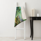 Couverture Sherpa Green Stegosaurus and Desert Pool (En situation)