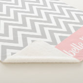 Couverture Sherpa Gris et rose chevron bébé monogrammé (3/4)