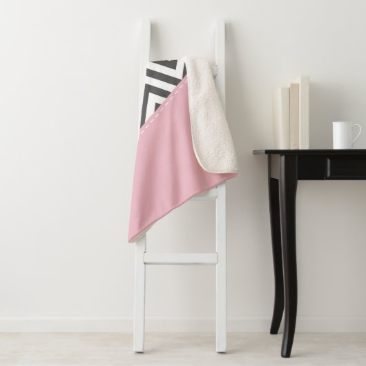 Couverture Sherpa Gris Zigzag, Gris Chevron, Motif Zigzag, Rose (En situation)