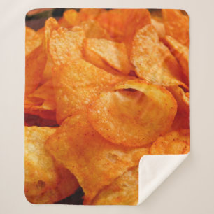 Couverture Sherpa Gros plan de chips juteux, croustillants sur plaqu