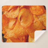 Couverture Sherpa Gros plan de chips juteux, croustillants sur plaqu (Devant (Horizontal))