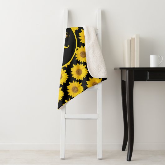 Couverture Sherpa Gros tournesol Monogramme jaune et noir (En situation)