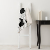 Couverture Sherpa Groupe assis noir Silhouette lapins points (En situation)