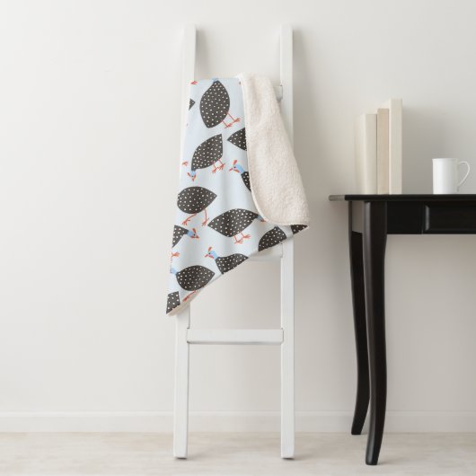 Couverture Sherpa Guinée Fowl mignon Motif d'oiseaux (En situation)